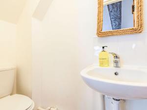 a bathroom with a sink and a mirror and a toilet at Claro Cottage - Uk37450 in Pateley Bridge