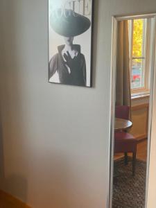 une photo d'une femme avec un chapeau sur un mur dans l'établissement Mellanbrons B&B, à Åmål