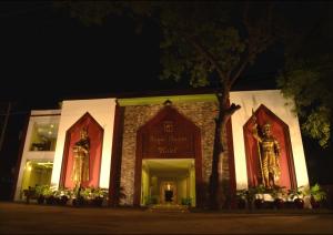 Ein Gebäude mit zwei Statuen in der Nacht in der Unterkunft Royal Bagan Hotel in Bagan