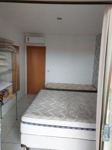 Un pat sau paturi într-o cameră la Flat Monte Castelo - Gravatá