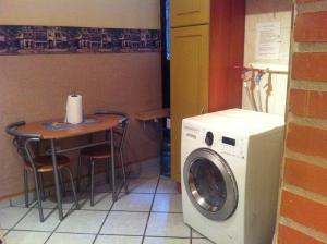 cocina con mesa y lavadora en Cómodo apartamento en Naguanagua, en Naguanagua