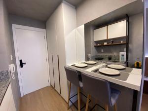 a kitchen with a table and chairs in a room at Maravilhoso Apartamento em frente ao Metrô Brás ! in São Paulo