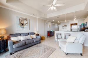 een woonkamer met een bank en een stoel bij The Wharf 811 in Orange Beach