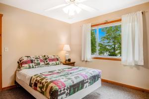1 dormitorio con cama y ventana en Ashton House, en Phelps