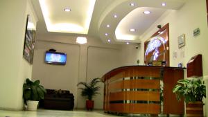 un vestíbulo del hospital con TV en el techo en Hotel Santris, en Duitama