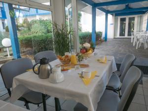 Résidence Mer & Golf Fort Socoa tesisinde bir restoran veya yemek mekanı