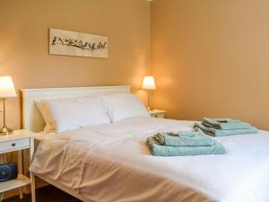 新蓋洛韋的住宿－Sunnyside，一间卧室配有带毛巾的床