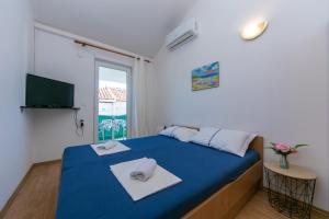 Postel nebo postele na pokoji v ubytování Apartments by the sea Podaca, Makarska - 6677