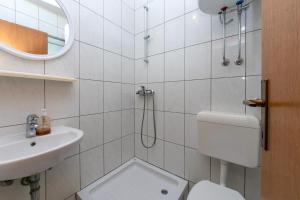 Koupelna v ubytování Apartments by the sea Podaca, Makarska - 6677