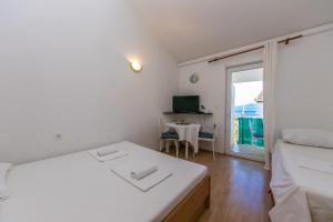 Postel nebo postele na pokoji v ubytování Apartments by the sea Podaca, Makarska - 6677