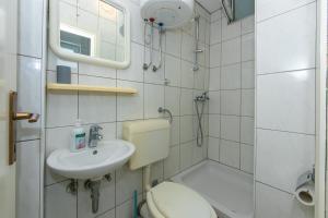 Koupelna v ubytování Apartments by the sea Podaca, Makarska - 6677