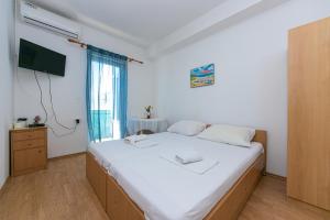 Postel nebo postele na pokoji v ubytování Apartments by the sea Podaca, Makarska - 6677