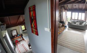an overhead view of a living room with a couch at Casa Master frente da praia in Guarda do Embaú