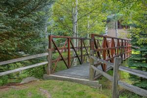 eine Holzbrücke über ein Feld mit Bäumen in der Unterkunft 358 Cresta Road in Edwards
