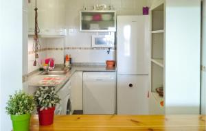 Η κουζίνα ή μικρή κουζίνα στο 2 Bedroom Cozy Apartment In La Puebla