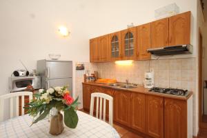 Kuchyňa alebo kuchynka v ubytovaní Apartments with parking spaces Sveti Jakov, Losinj - 8011