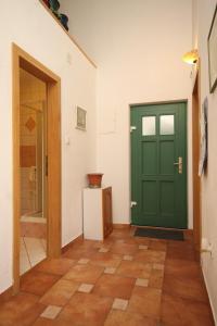 um corredor com uma porta verde num quarto em Apartments with a parking space Sveti Jakov, Losinj - 8011 em Nerezine