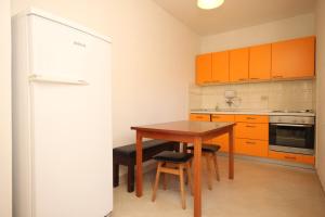 Kuchyň nebo kuchyňský kout v ubytování Apartments by the sea Cove Merascica, Cres - 8071