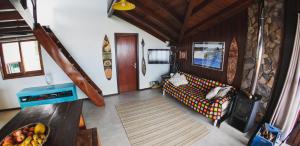 uma vista superior de uma sala de estar com um sofá em Casa ou Studio Guarda do Embau SC em Guarda do Embaú