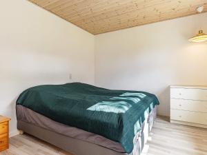 Voodi või voodid majutusasutuse 6 person holiday home in Rudkøbing-By Traum toas