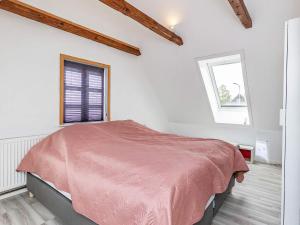 biała sypialnia z łóżkiem z różowym kocem w obiekcie Holiday home Rudkøbing XIX w mieście Spodsbjerg