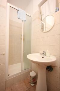 Kúpeľňa v ubytovaní Apartments by the sea Moscenicka Draga, Opatija - 7906