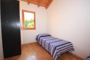 una piccola camera con letto e finestra di Secluded fisherman's cottage Cove Jaz - Telascica, Dugi otok - 8143 a Sali (Sale)