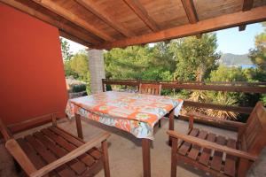 patio con tavolo e sedie sotto il portico di Secluded fisherman's cottage Cove Jaz - Telascica, Dugi otok - 8143 a Sali (Sale)