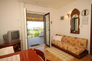Televisyen dan/atau pusat hiburan di Apartments by the sea Cres - 7806