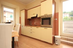 Kuchyňa alebo kuchynka v ubytovaní Apartments by the sea Ika, Opatija - 3426