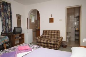 TV a/nebo společenská místnost v ubytování Studio Mali Losinj 7953a + 10 fotografií