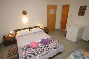 Postel nebo postele na pokoji v ubytování Studio Mali Losinj 7953b