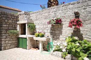 Fotografia z galérie ubytovania Apartments by the sea Osor, Losinj - 8088 v destinácii Nerezine
