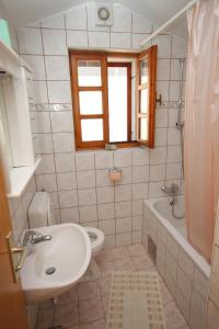 y baño con lavabo, aseo y bañera. en Apartments by the sea Osor, Losinj - 8088, en Nerezine