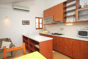 Kuchyňa alebo kuchynka v ubytovaní Apartments by the sea Osor, Losinj - 8088