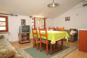 Televízia a/alebo spoločenská miestnosť v ubytovaní Apartments by the sea Osor, Losinj - 8088