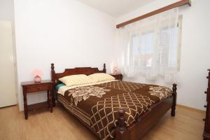 Schlafzimmer mit einem Bett und einem Fenster in der Unterkunft Apartments with a parking space Savar, Dugi otok - 8127 in Savar
