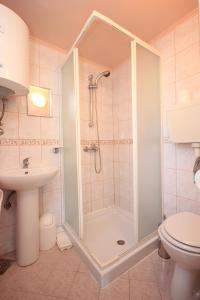 łazienka z prysznicem, toaletą i umywalką w obiekcie Apartment Opric 7716b w mieście Lovran