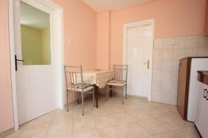 jadalnia ze stołem i dwoma krzesłami w obiekcie Apartment Opric 7716b w mieście Lovran