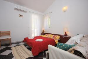 Posteľ alebo postele v izbe v ubytovaní Apartments by the sea Artatore, Losinj - 7935