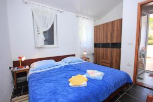 Postel nebo postele na pokoji v ubytování Apartments by the sea Artatore, Losinj - 7935