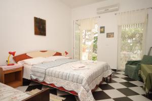 Postel nebo postele na pokoji v ubytování Apartments by the sea Artatore, Losinj - 7935