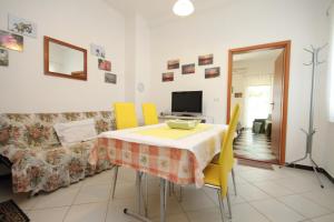 Televízia a/alebo spoločenská miestnosť v ubytovaní Apartments by the sea Artatore, Losinj - 7935