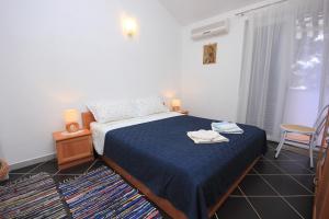 Postel nebo postele na pokoji v ubytování Apartments by the sea Artatore, Losinj - 7935