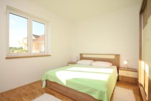 Postel nebo postele na pokoji v ubytování Seaside apartments with a swimming pool Ugljan - 829