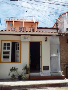 dom z drzwiami przed nim w obiekcie JARDIM UXUA w mieście Ilha de Boipeba