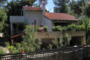Vonkajšia záhrada v ubytovaní Apartments with parking spaces Artatore, Losinj - 8087