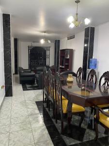 - une salle à manger avec une table et des chaises en bois dans l'établissement Flavio Reyes, à Manta