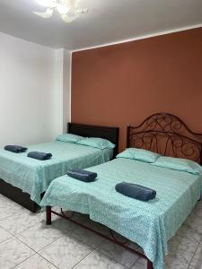 dos camas sentadas una al lado de la otra en una habitación en Flavio Reyes, en Manta