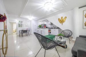 uma sala de estar com um sofá e uma mesa em Apartamento en Casa Dandy em Cartagena de Indias